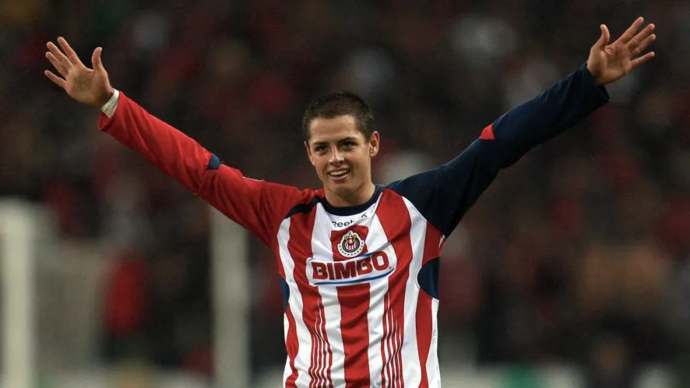 MEXSPORT 'Chicharito' festejando un gol en su primera etapa con Chivas