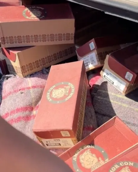 La caja dice: 'Amor con amor se paga'.