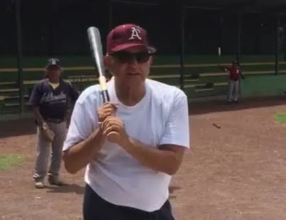 Mostró su amor por el beisbol nuevamente