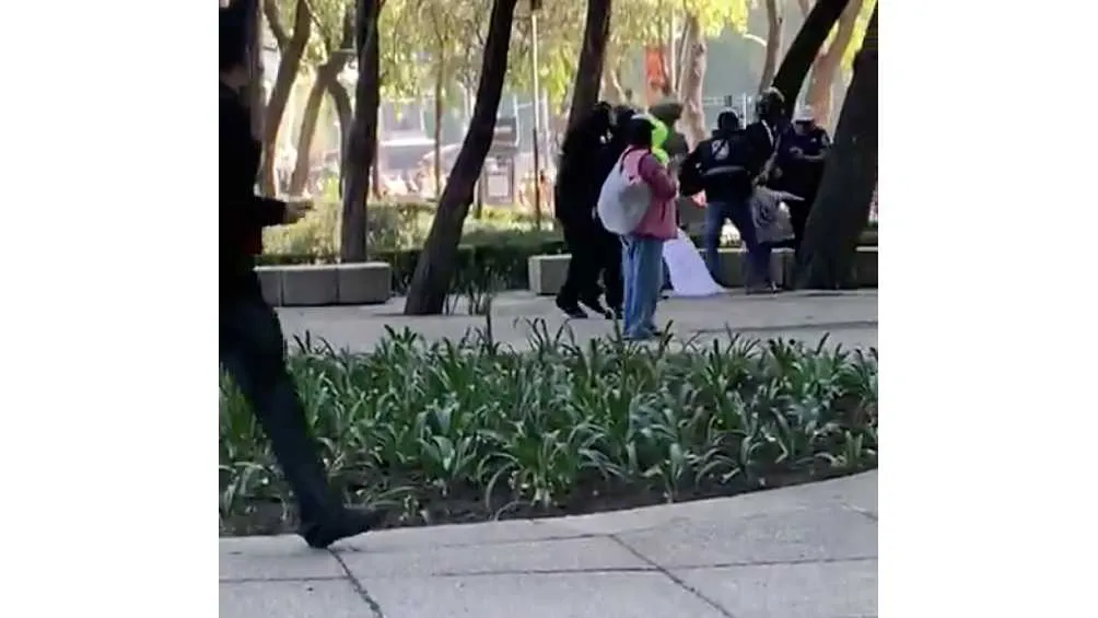 Posteriormente se ve a al menos cinco hombres golpear brutalmente al ciudadano.