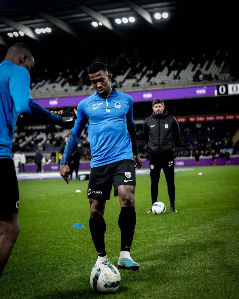 Jugadores de Genk calentando previo al compromiso ante Anderlecht