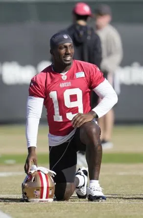 Deebo Samuel sonríe en entrenamiento de San Francisco