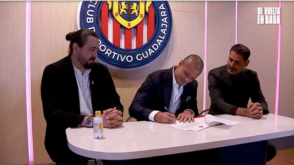 Chicharito firmando su contrato con Chivas