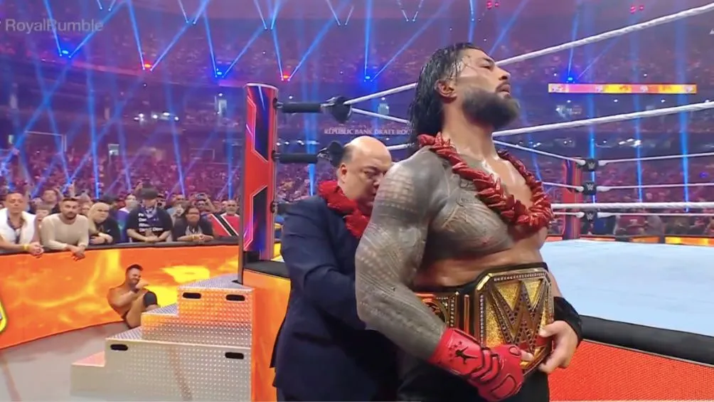 Reigns celebra su victoria ante Orton, Styles y Knight