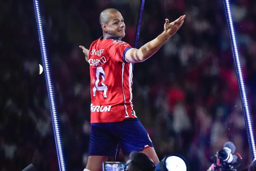 CH14 en su presentación con Chivas