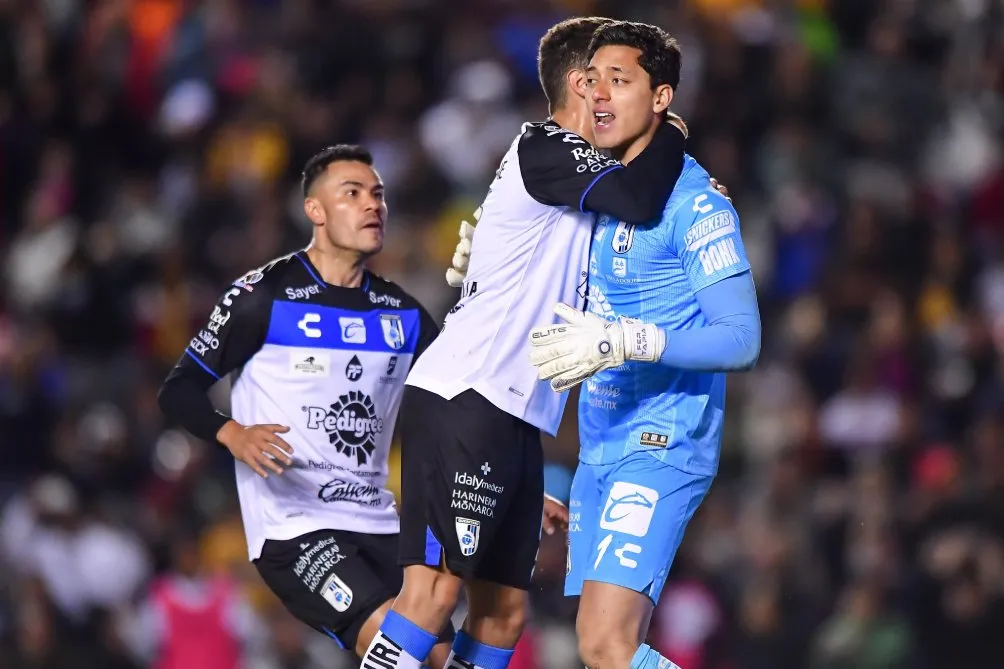 Jugadores de Querétaro celebran a Tapia por atajar el penal