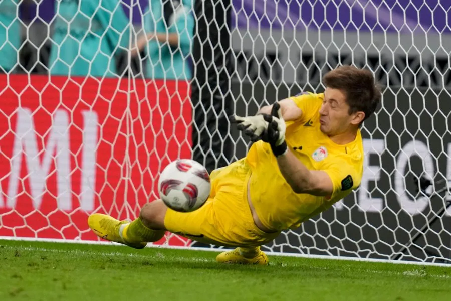 Portero de Tayikistán atajó el penalti de Caio Canedo