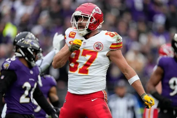 Travis Kelce celebra tras hacer una recepción