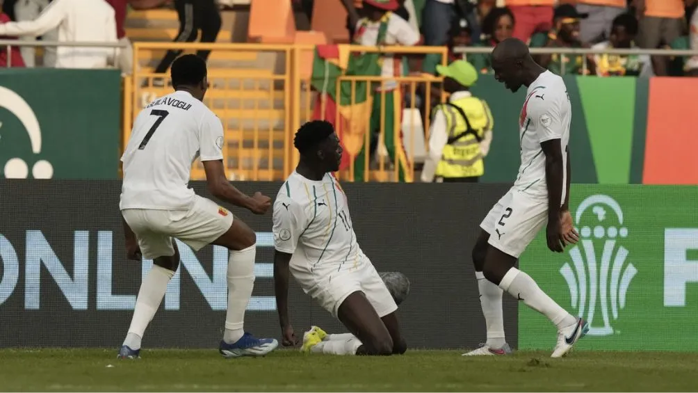 Guinea celebra su gol tardío