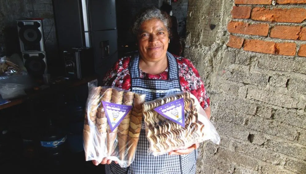 Las mujeres michoacanas preparan grandes platillos.