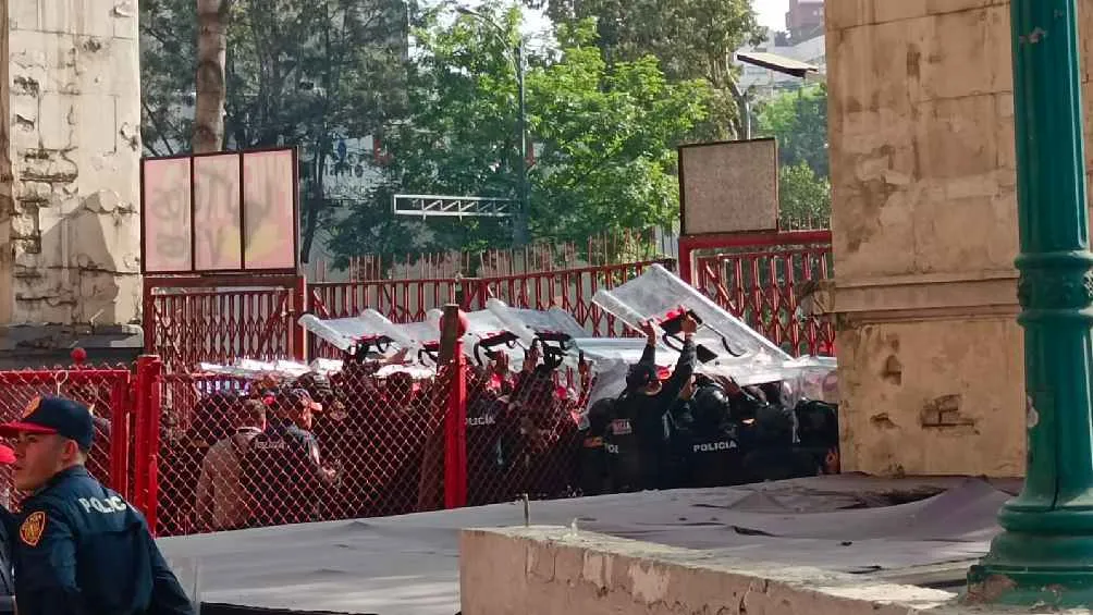 CAPTURA DE PANTALLA TWITTER La seguridad protegía a los asistentes