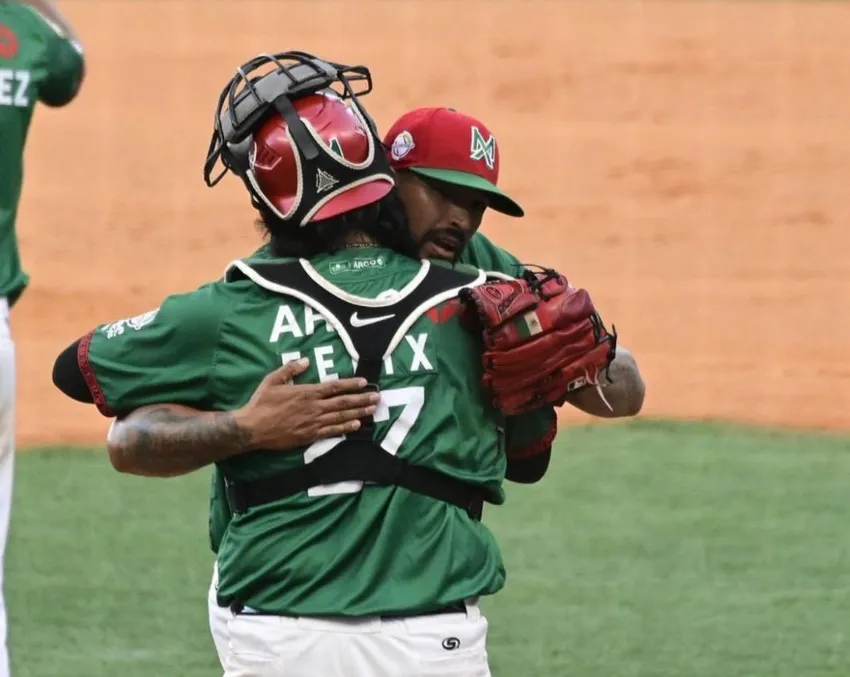 Abrazo entre compañeros