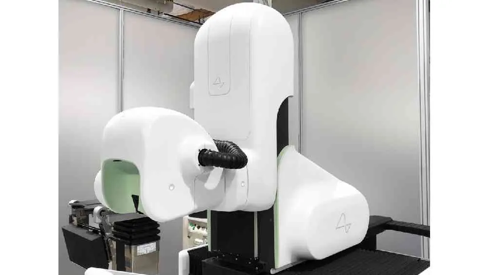 Con la ayuda de este robot se logró implantar el chip en el cerebro del paciente.