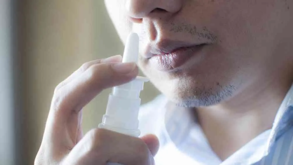 SITIO DE INTERNET: verywellhealth.com El problema se originó porque el comediante se aplicó un spray para la congestión nasal.