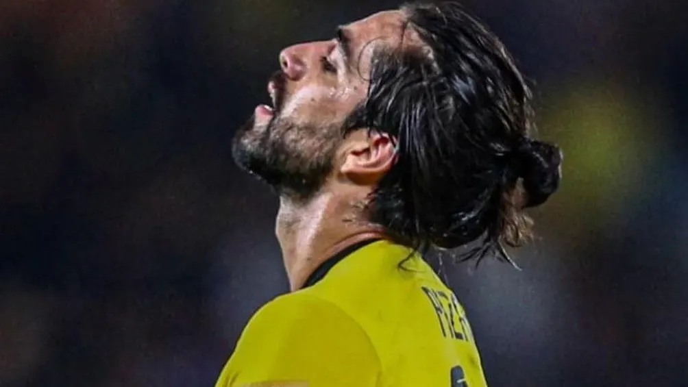 Rodolfo Pizarro en lamento durante un partido