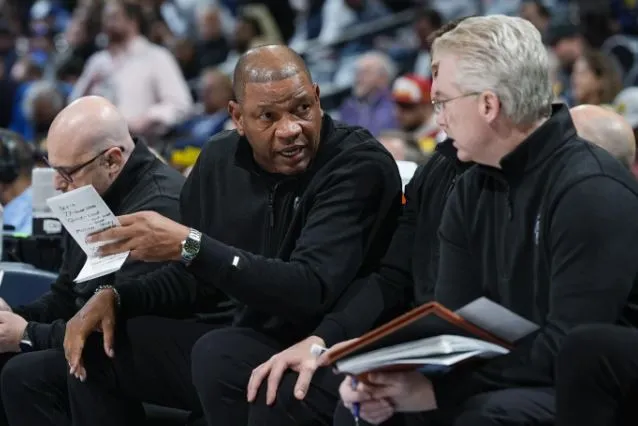 Doc Rivers analiza las acciones de su equipo
