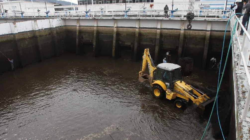 El Sistema Cutzamala presenta bajas niveles debido a la sequía en el país.