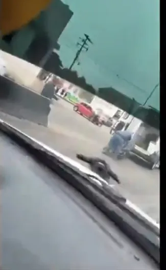 Curiosos grabaron el momento en que van por la persona que cayó de la unidad.