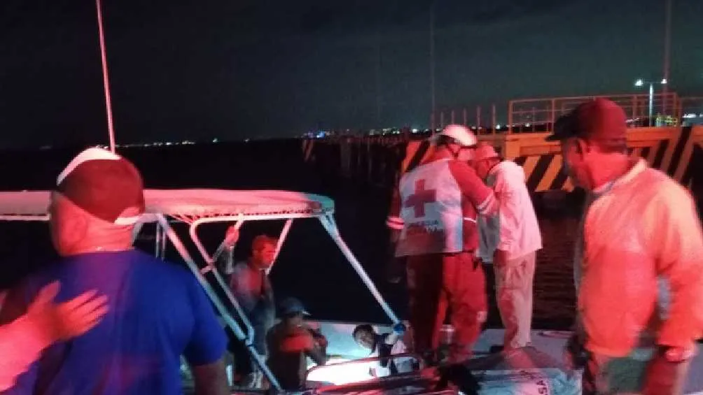 La noche del pasado lunes, una lancha sufrió un accidente mientras viajaba de Isla Mujeres a Cancún.