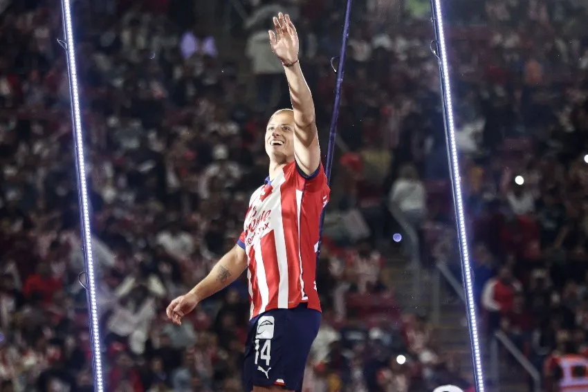 Javier Hernández en su presentación con Chivas