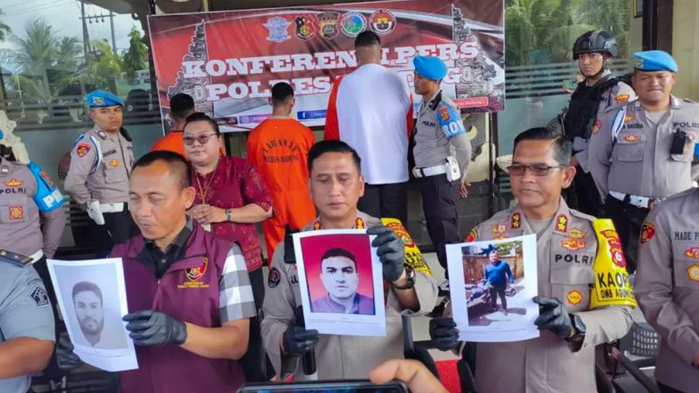 Con carteles, la policía local identificó a los mexicanos.