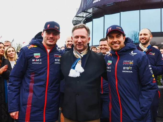 Horner con Sergio Pérez y Max Verstappen
