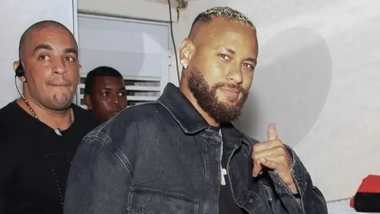 TWITTER: @CFC_Janty Así llegó Neymar a la fiesta de Romario