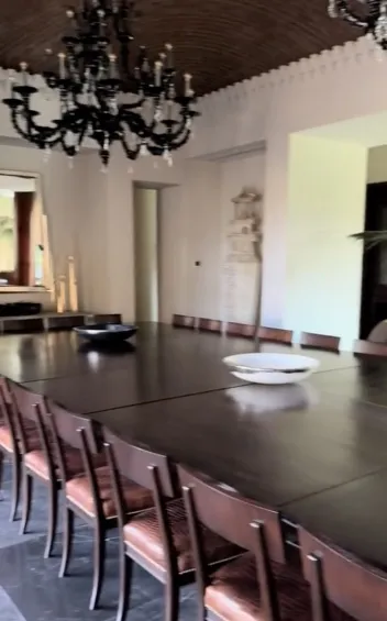 PArte del comedor en la casa de la familia Hank.