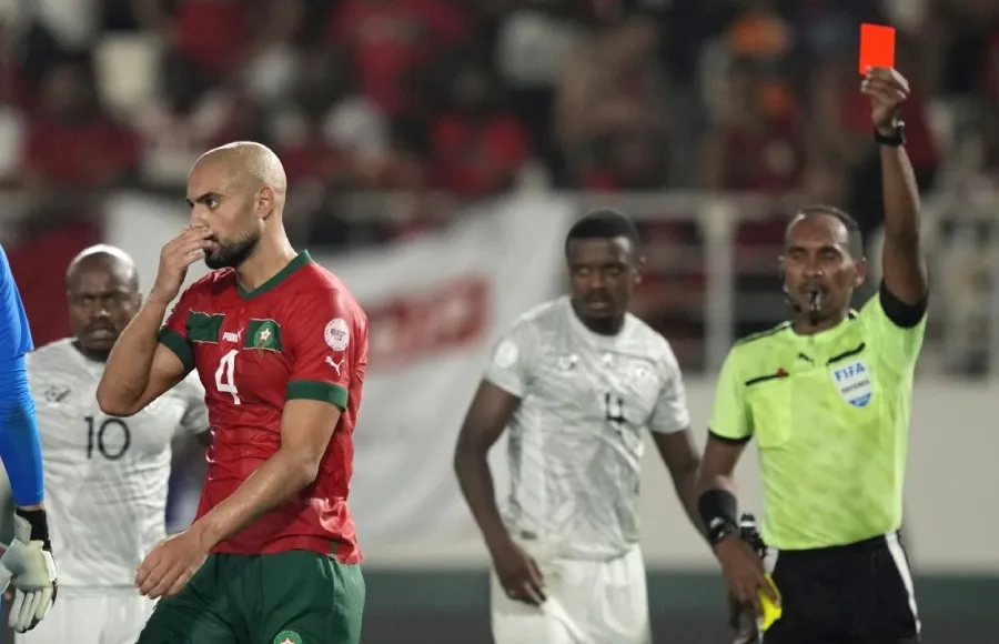 AP Sofyan Amrabat es expulsado