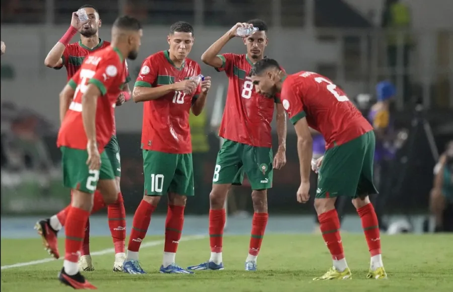 AP Achraf Hakimi se lamenta ante sus compañeros