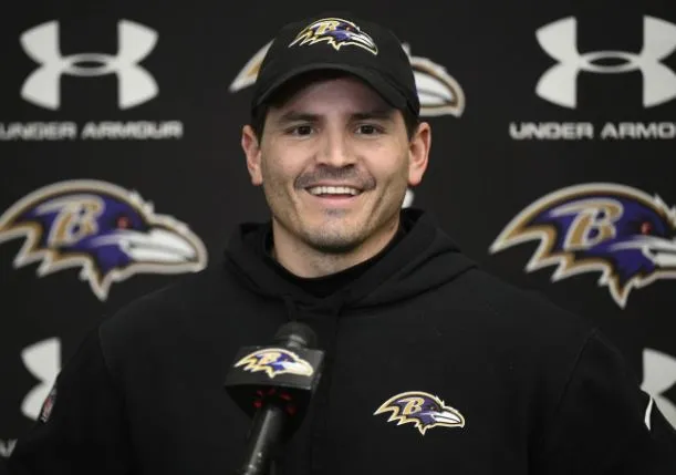 Mike Macdonald en conferencia de prensa