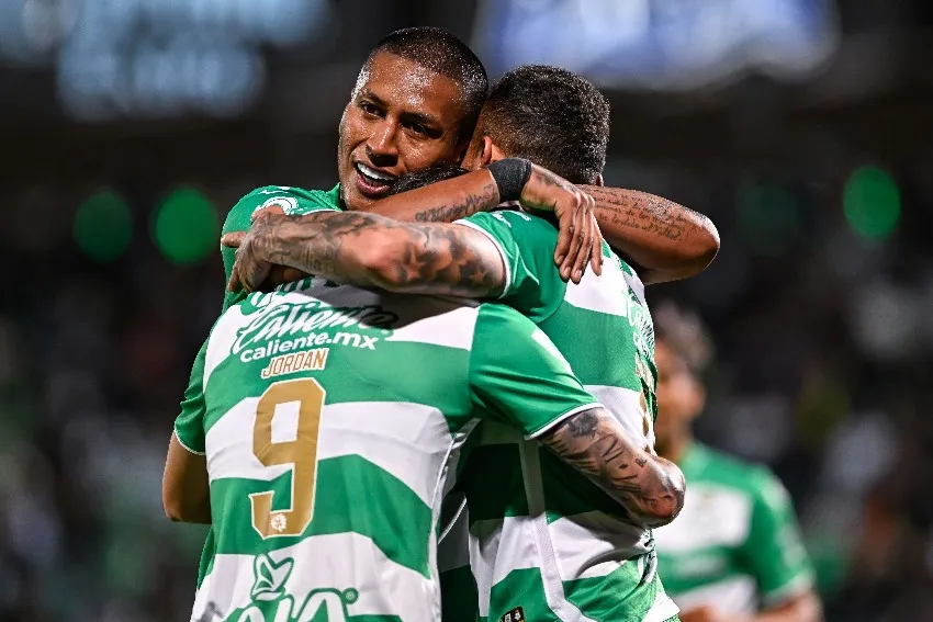 Santos en celebración de gol