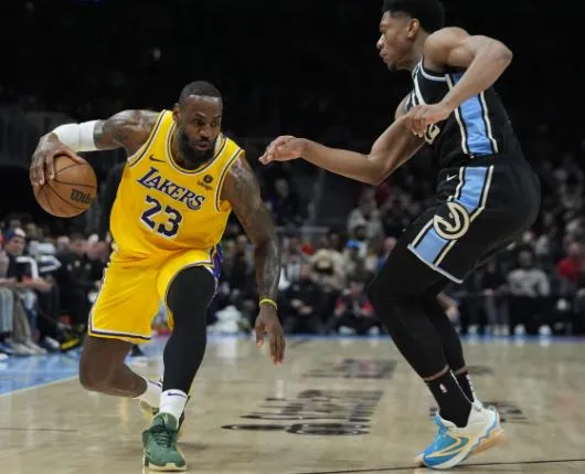 LeBron James en acción ante los Hawks