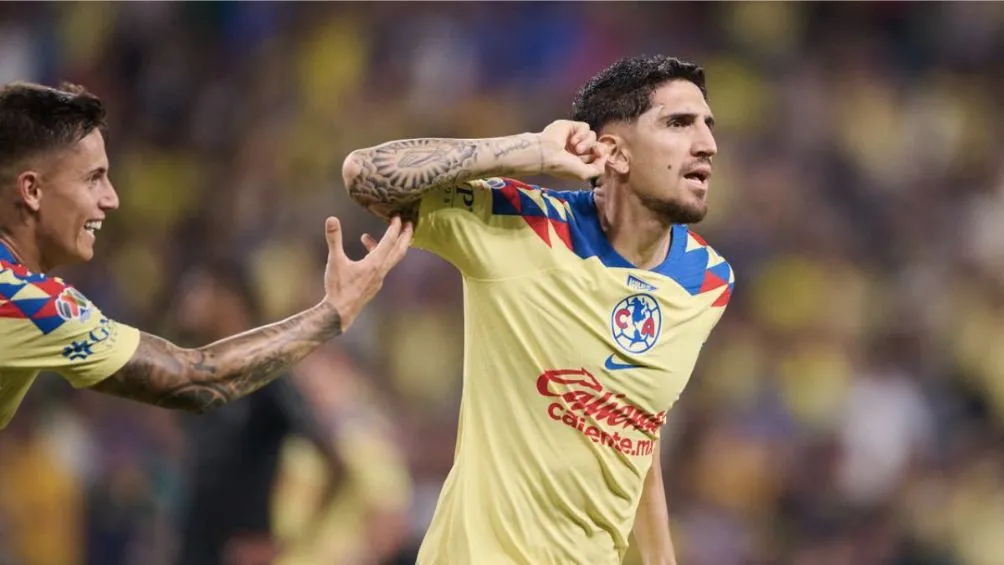 Diego Valdés celebrando un gol con América