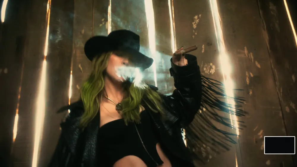 En modo bélico, es como Belinda regresa a la música.