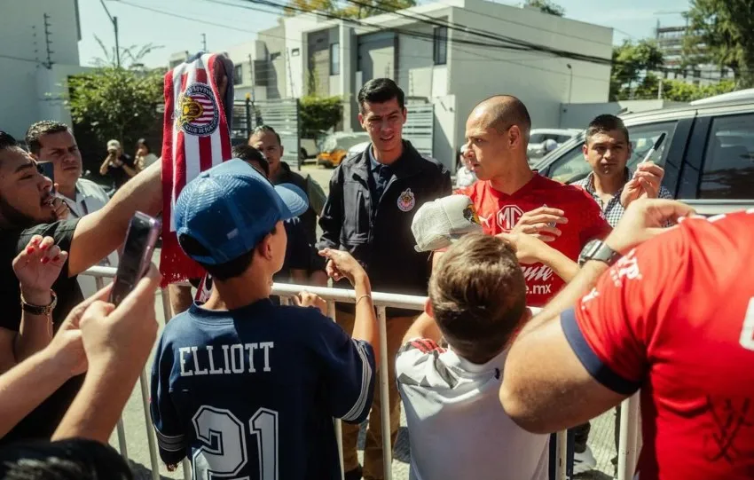 Javier firmando playeras