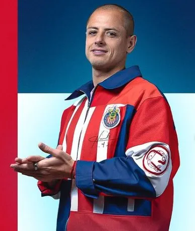 Chicharito posa con la chamarra