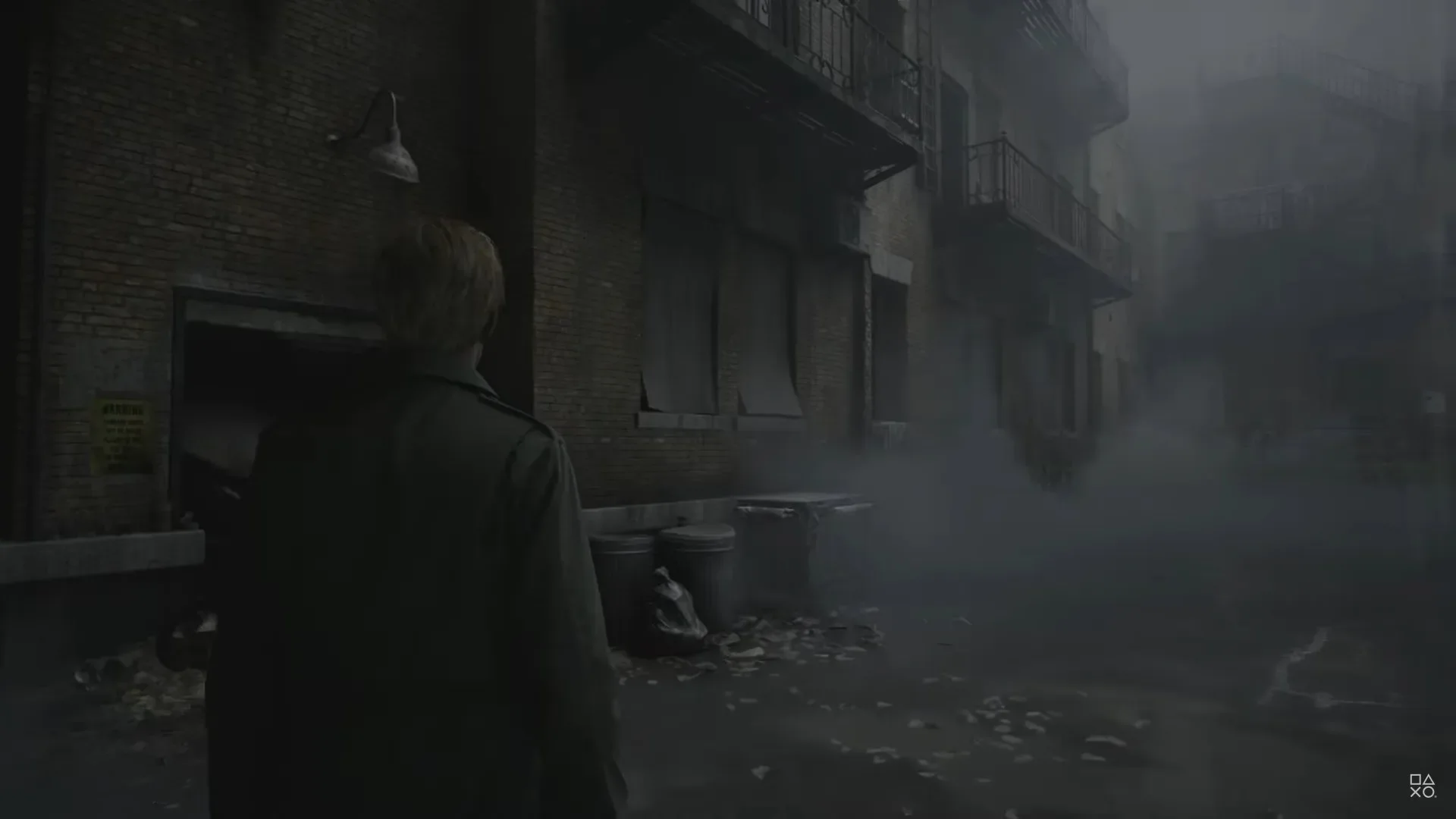 Captura de Pantalla YT: @PlayStation 'James' regesa al pueblo para saber qué pasó con su esposa fallecida.