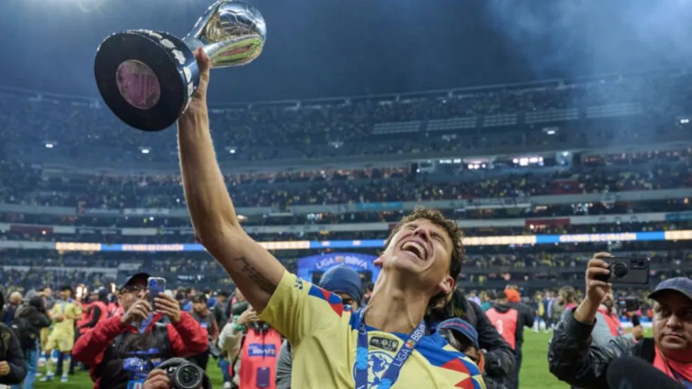 El defensa andino celebra el título del América