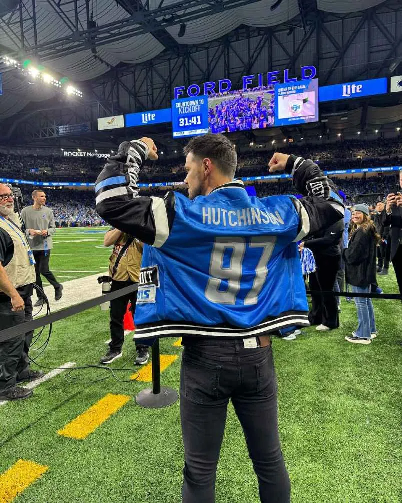 Taylor Lautner con su chamarra de los Lions