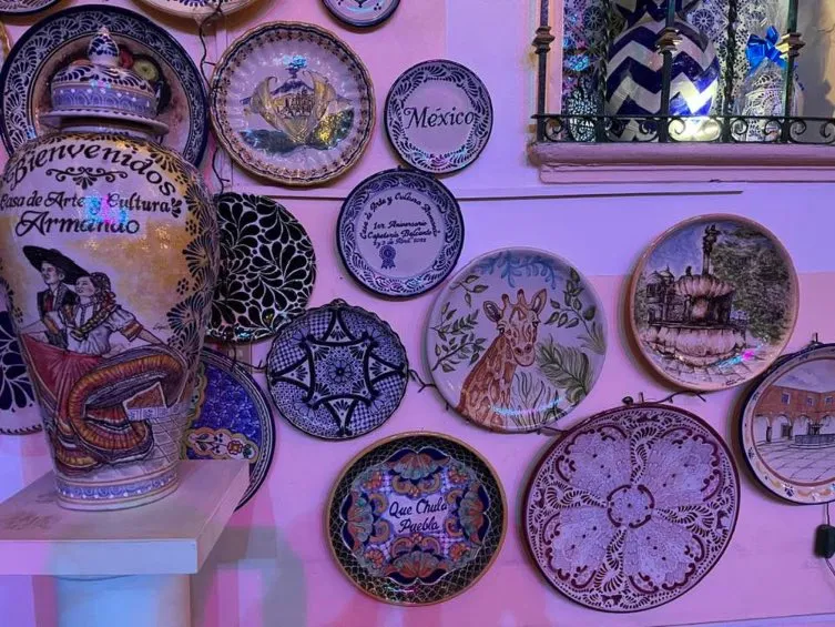 Los platos con la imagen de Benito están exhibidos en la tienda de Puebla.