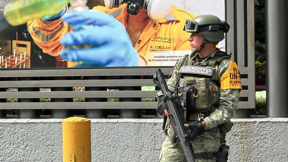 Twitter: @drugvin El equipo de la Defensa Nacional evacuó a las personas que estaban en la Torre de Pemex.