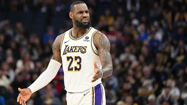 LeBron James, molesto en acción del rival