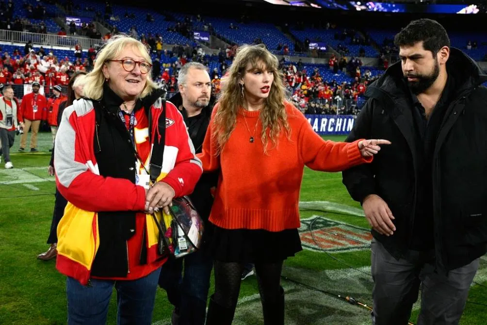 AP Donna Kelce y Taylor Swift en el Juego por el Campeonato de la AFC