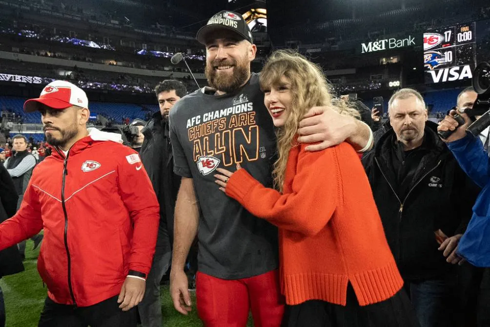 AP Kelce y Taylor tras la victoria ante Baltimore