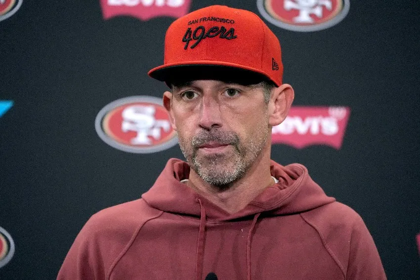 AP Kyle Shanahan, entrenador en jefe de los 49ers