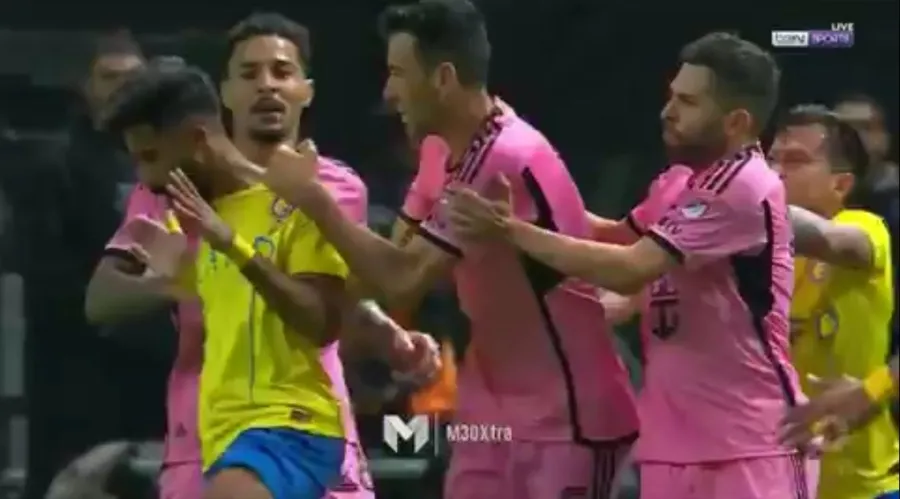 Sergio Busquets y Jordi Alba se encararon con los rivales