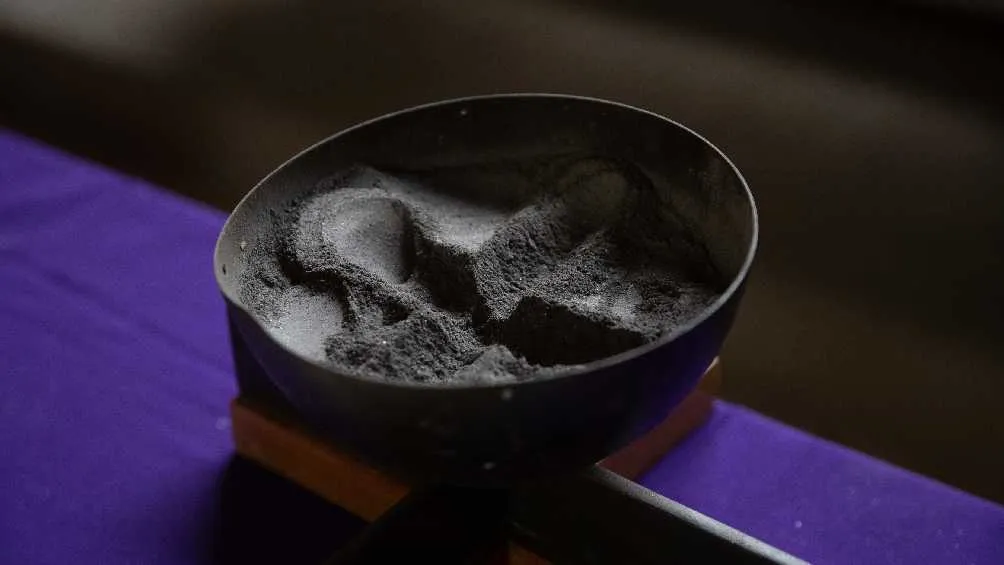 La ceniza es producto de la quema de las palmas del Domingo de Ramos anterior.