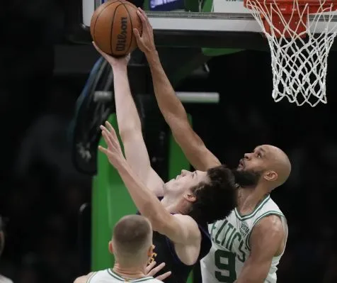 Austin Reaves, en acción ante Boston