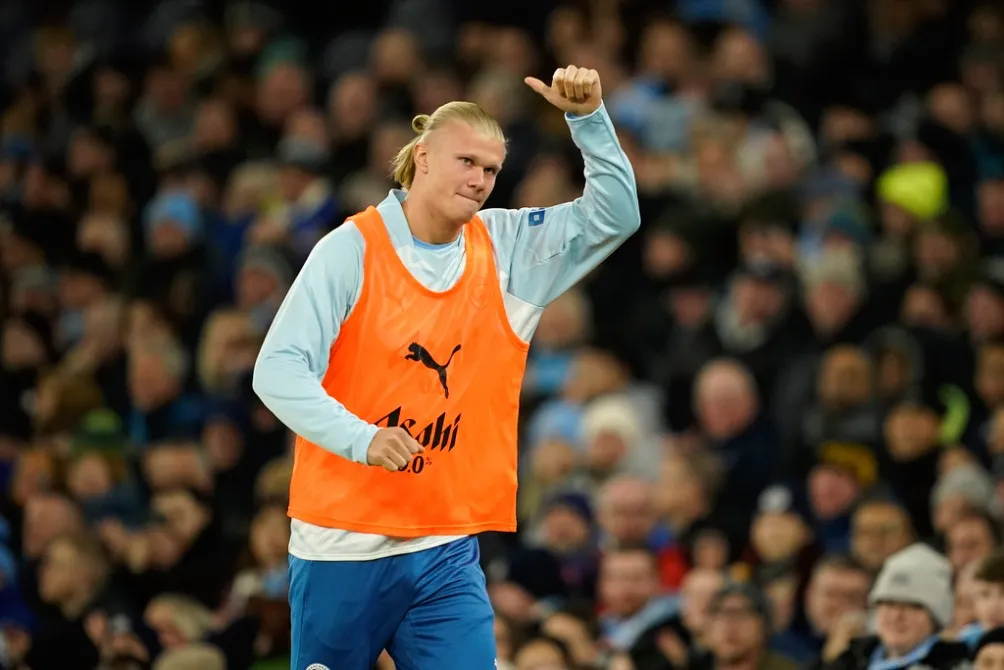 El delantero en calentamiento con los Citizens